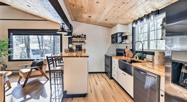 Коттедж Pocono Lake Cabin w/ Hot Tub & Resort Amenities!