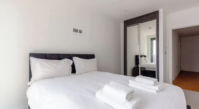 Stylish 2 Bed Flat in Battersea - Private Balcony