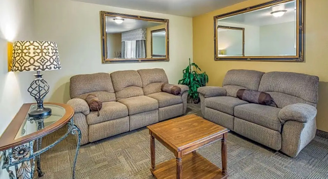Шестиместный люкс Clarion Hotel & Suites Fairbanks near Ft Wainwright