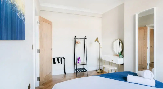 Апартаменты Superior Bright One Bedroom Flats