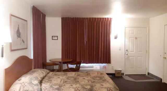 Четырёхместный номер Deluxe Budget Host Inn Tombstone