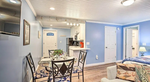 Апартаменты Updated Williamstown Apartment With Kitchen!