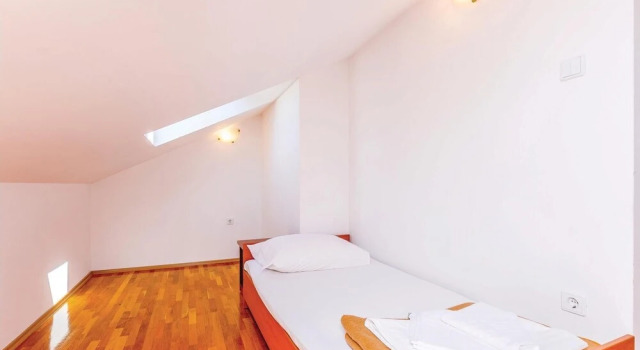 Amazing Home in Dramalj With Wifi and 3 Bedrooms, Prenota Hotel Hotel 3 stelle a Dramalj, 3*