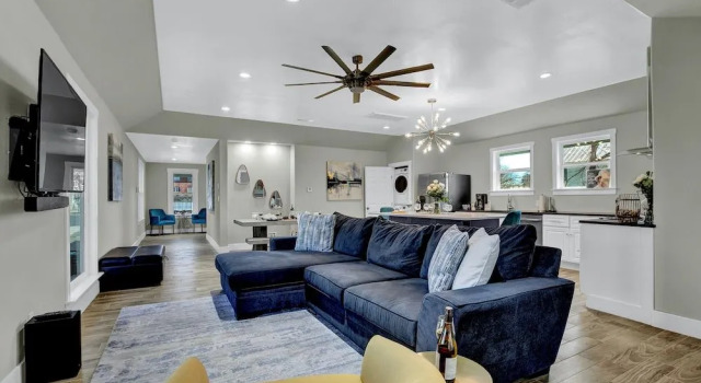 Luxury Home 1 Block To Main W/hot-tub