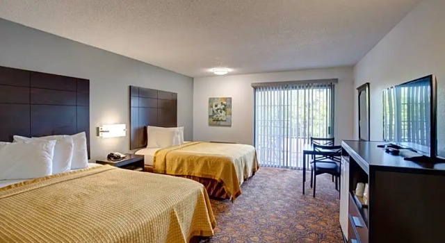 Номер Deluxe с балконом Howard Johnson by Wyndham Branson Theatre District