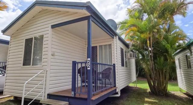 Четырёхместная вилла с 2 комнатами Alex Beach Cabins and Tourist Park