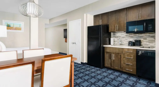 Двухместная студия-люкс с балконом и с видом на город Homewood Suites by Hilton Myrtle Beach Oceanfront