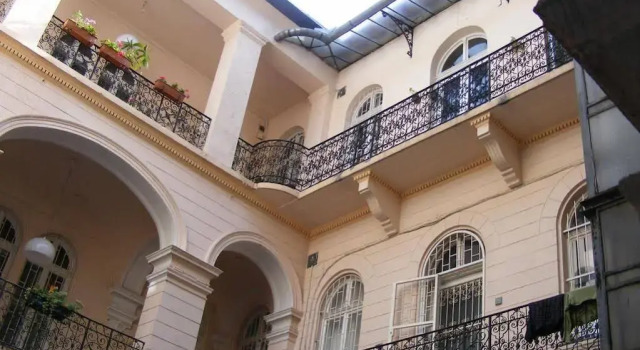 Yolo Hostel