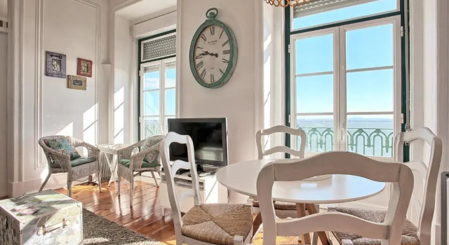 Кровать в общем номере с 6 комнатами с видом на реку Localtraveling ALFAMA River View - Family Apartments