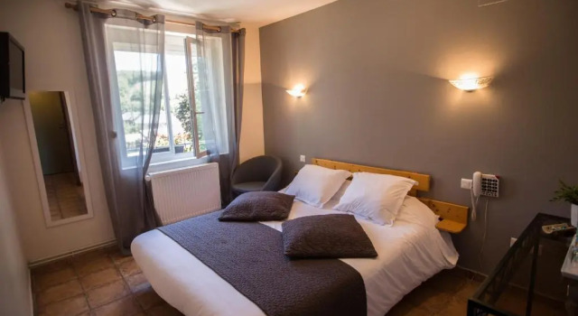 Четырёхместный номер Standard Logis hôtel restaurant Auberge de lEspinouse