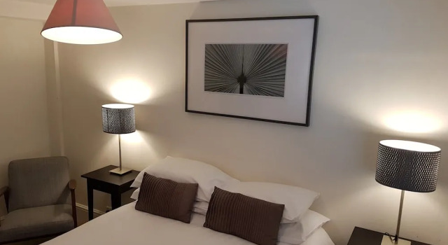 Modern 2 Bedroom Flat in Victoria - Zone 1