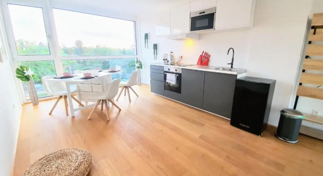 Rooftop Terrace, free garage parking and Pool!, Rezerwuj Hotel Hotele w 22. Donaustadt z basenem, Basen