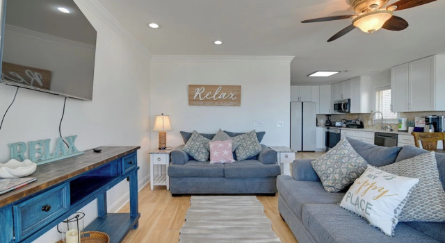 Коттедж с балконом Beachfront Murrells Inlet Home - Walk to Pier!