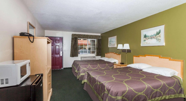 Четырёхместный номер Standard Super 8 by Wyndham Visalia