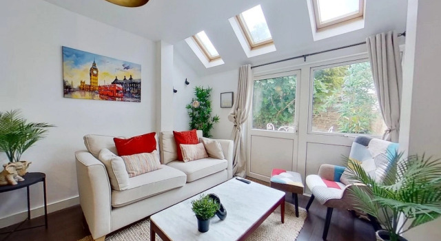 Charming 2 Bed Apt with Netflix & Wi-Fi