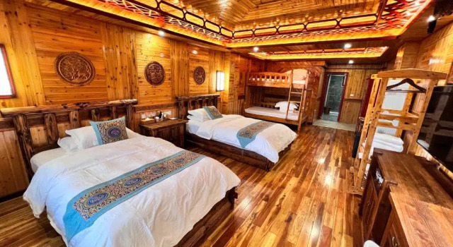 Четырёхместный номер Standard с балконом Baike Boutique Hotel