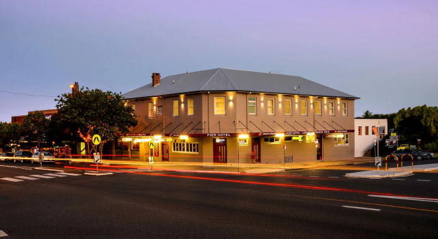 Кровать в общем номере Pier Hotel Coffs Harbour