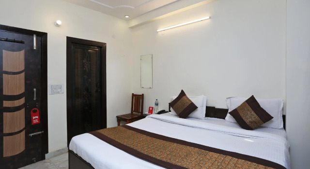 OYO 13280 Hotel Royal India