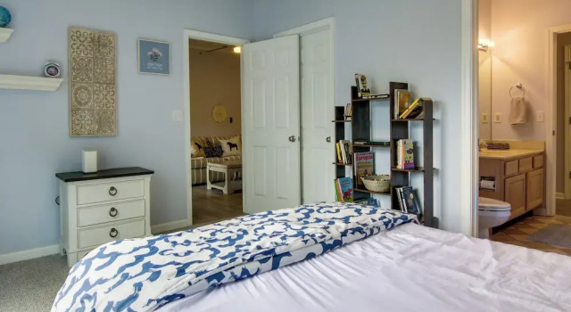 Condo w/ Pool Access ~ 2 Mi to Rehoboth Beach!, Забронировать Отель Отели Рехобот-Бич 4 звезды, рядом с Rehoboth Railroad Station, 4*