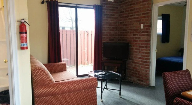 The Pinewood - Adult Getaway by the Lake, Varaa Mini-hotelli  