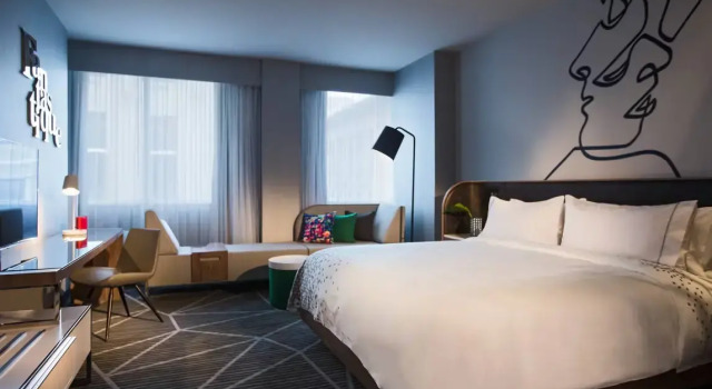 Двухместный номер Standard Renaissance Montreal Downtown Hotel