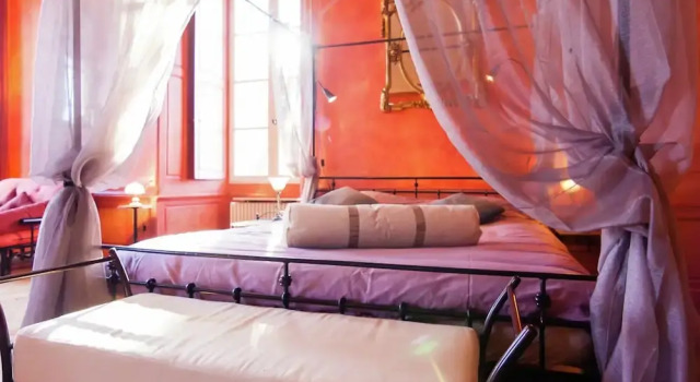 Коттедж Classic Romantic stay in a medieval castle with pool and restaurant among others