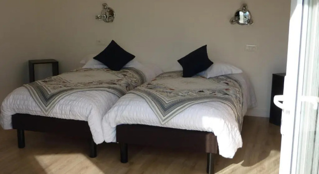 Номер Comfort Hôtel Les Voisins Beaucemaine