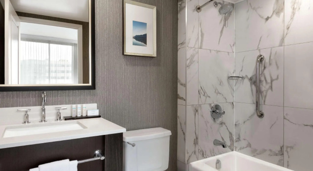 Четырёхместный люкс c 1 комнатой Embassy Suites By Hilton Montreal Airport