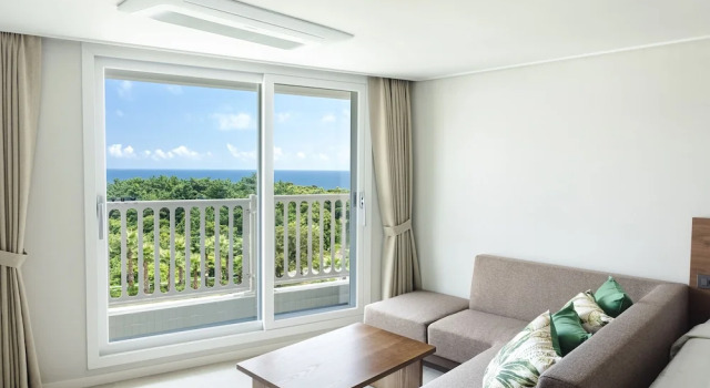 Семейный номер Standard с балконом и с видом на океан Kensington Resort Jeju Jungmun