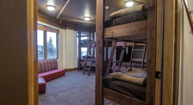 Кровать в общем номере Park City Hostel