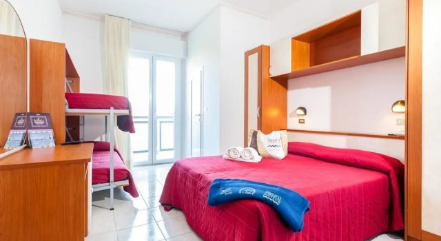 Четырёхместный семейный номер Standard с балконом Hotel Stacchini