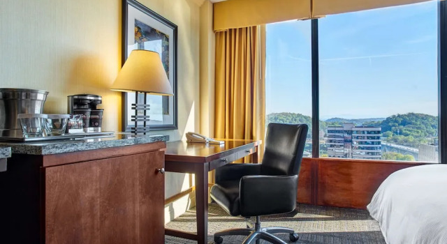 Четырёхместный номер Executive с видом на реку Hilton Knoxville