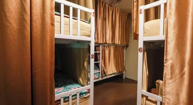 Blockhouse Samui, Забронировать Хостел Отели Мэ Нам с парковкой, рядом с Хаад Рин Мае Нам Пир, Парковка