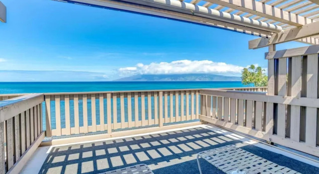 Oceanfront Seaside Sanctuary Stunning Views w 2 Lanais Whales Watching Haven, Забронировать Апартаменты/квартира Отели Лахайна с парковкой, рядом с Keonenui Beach, Парковка