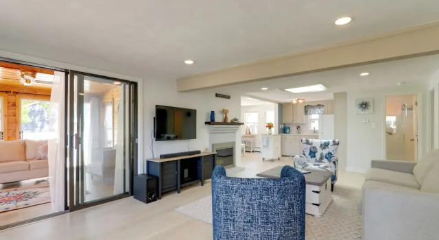Charming West Yarmouth Home ~ 2 Mi to Beach!, Забронировать Дом для отпуска Уэст-Ярмут Полуостров Кейп-Код