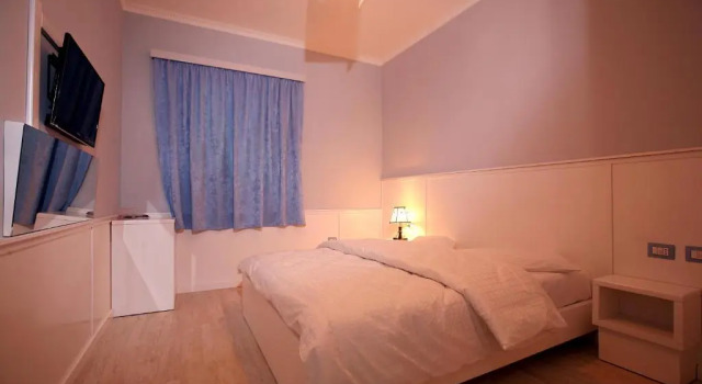 Hotel Kastria, Забронировать Отель Тирана область Тирана, рядом с Skanderbeg Square