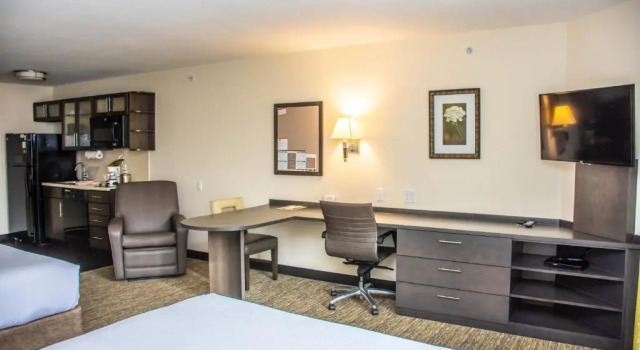 Четырёхместная студия Candlewood Suites Overland Park W 135th St by IHG