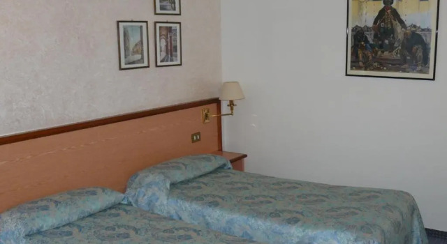 Трёхместный номер Standard Confidence Hotel Europa
