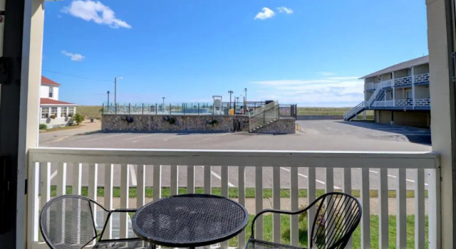 Четырёхместный номер Standard с видом на бассейн Waves Oceanfront Resort