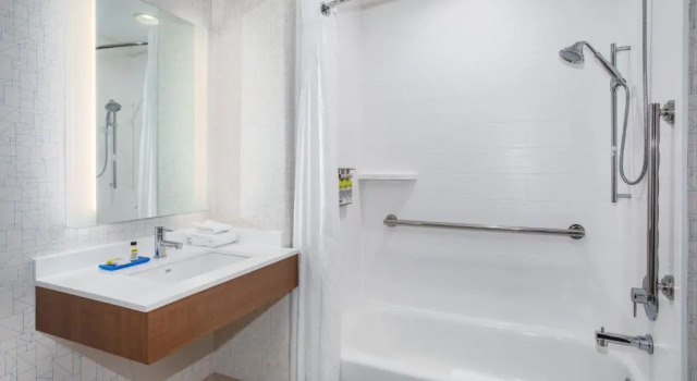 Четырёхместный номер Deluxe Holiday Inn Express & Suites Phoenix Glendale Dist by IHG