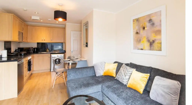 Апартаменты Deluxe Velvet 1-bedroom Apartment With Balcony, Hoddesdon