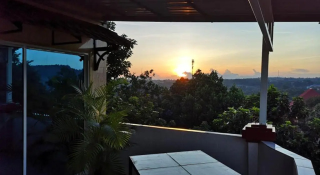Route 76 Guest House, Book Pension Hoteller i Mondulkiri Province med parkering, Parkering