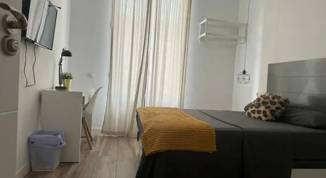 hostal plaza de el sol, Забронировать Хостел Мадрид Провинция Мадрид, рядом с Церковь Санта-Барбара монастыря Салесас-Реалес