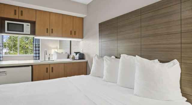 Четырёхместный люкс Sonesta Essential Hotels & Suites Kansas City Blue Springs