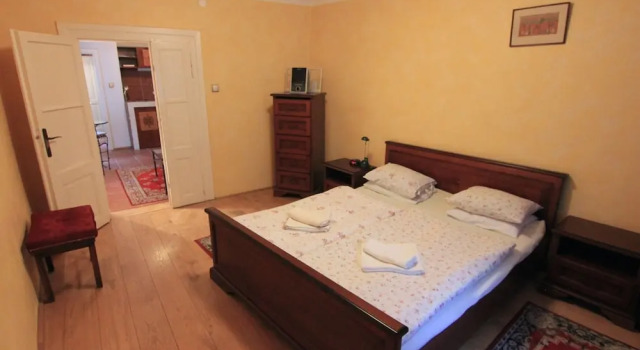 1 Bed Flat - Sleeps 3 - Courtyard - Wifi, Rezervovat Apartmán Hotely v Praha s parkováním, poblíž Petřínský kopec, Parkování