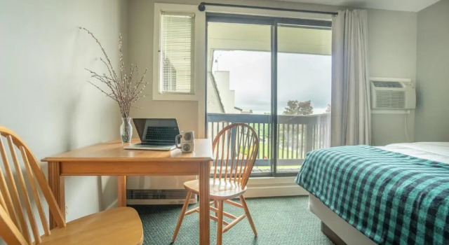 Четырёхместный номер Standard с балконом и с видом на окрестности The Inn at Bolton Valley