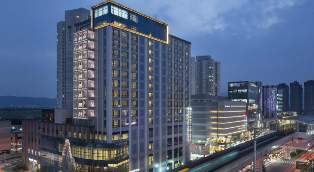 Номер Deluxe I Square Hotel