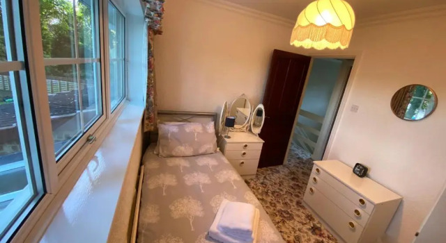 Exquisite Manor House Cul de sac Sleeps 8 & Parking