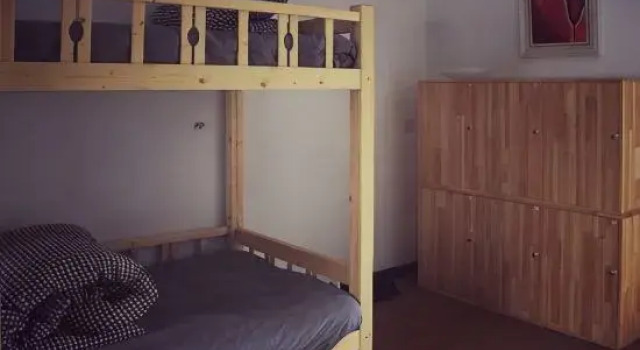 Кровать в общем номере (мужской номер) Guoke Lvren Youth Hostel