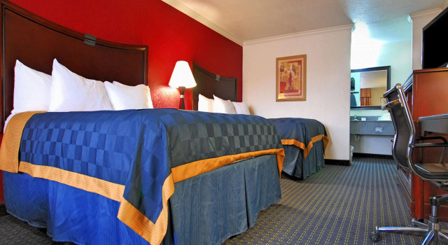 Четырёхместный номер Standard Americas Best Value Inn Kingsville